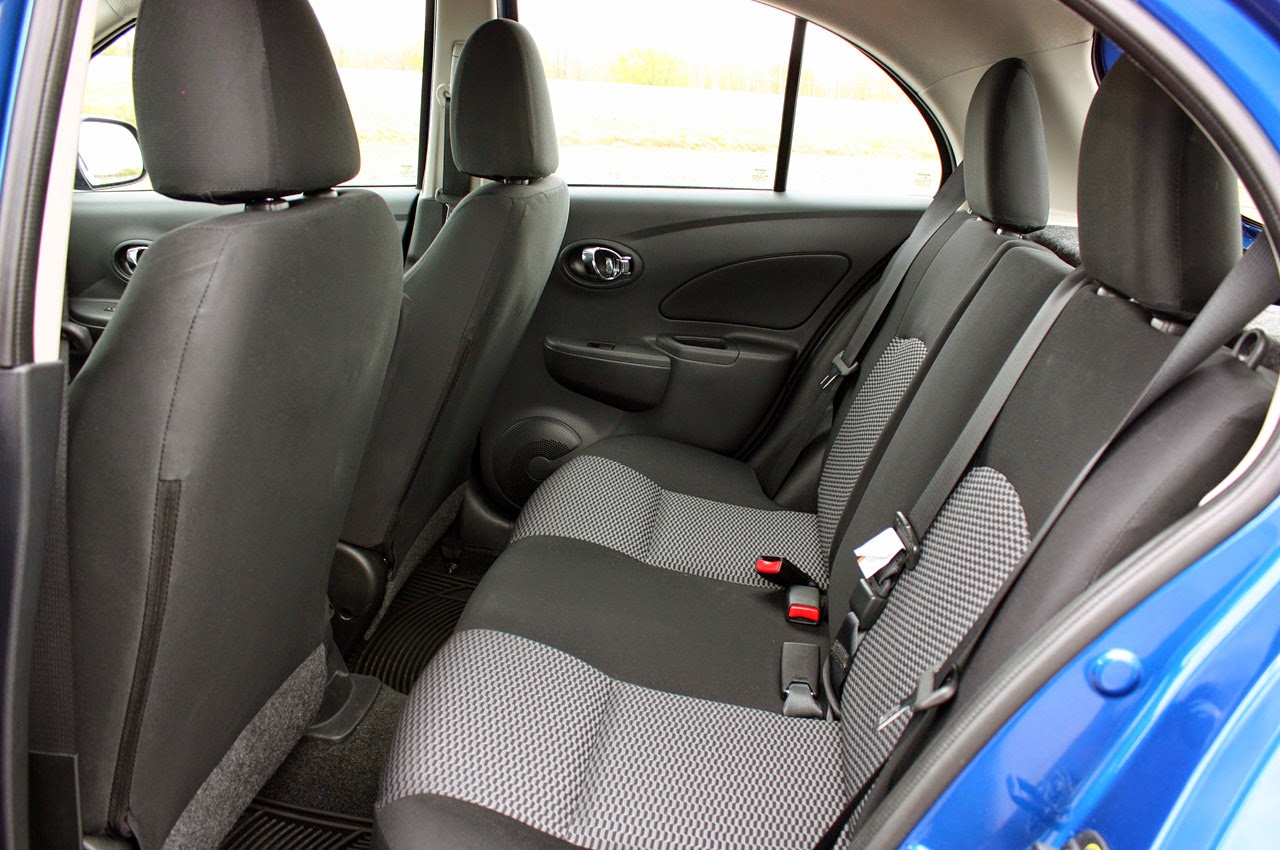 Nissan Micra 2012 заднее сиденье